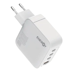מטען קיר ENERGY GaN PD100W בצבע לבן עם 3 חיבורי USB-C, חיבור USB-A וכבל USB-C to USB-C באורך 1.5 מטר לטעינה מהירה של עד ארבעה מכשירים במקביל.